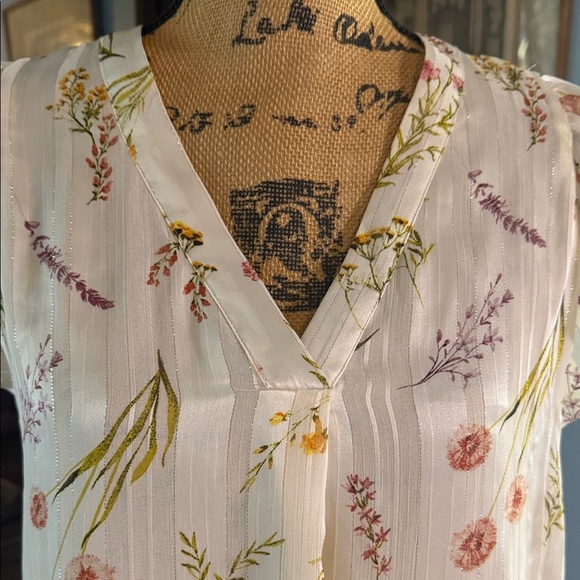 Cupcakes and Cashmere Ivory Multicolored Botanical Floral Print V-Neck Blouse - Picture 2 of 12